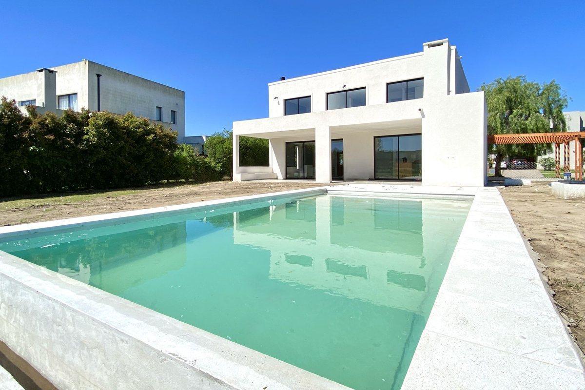 Foto de Venta Casa Estrenar a la Laguna con Pileta Cantón, imagen 3