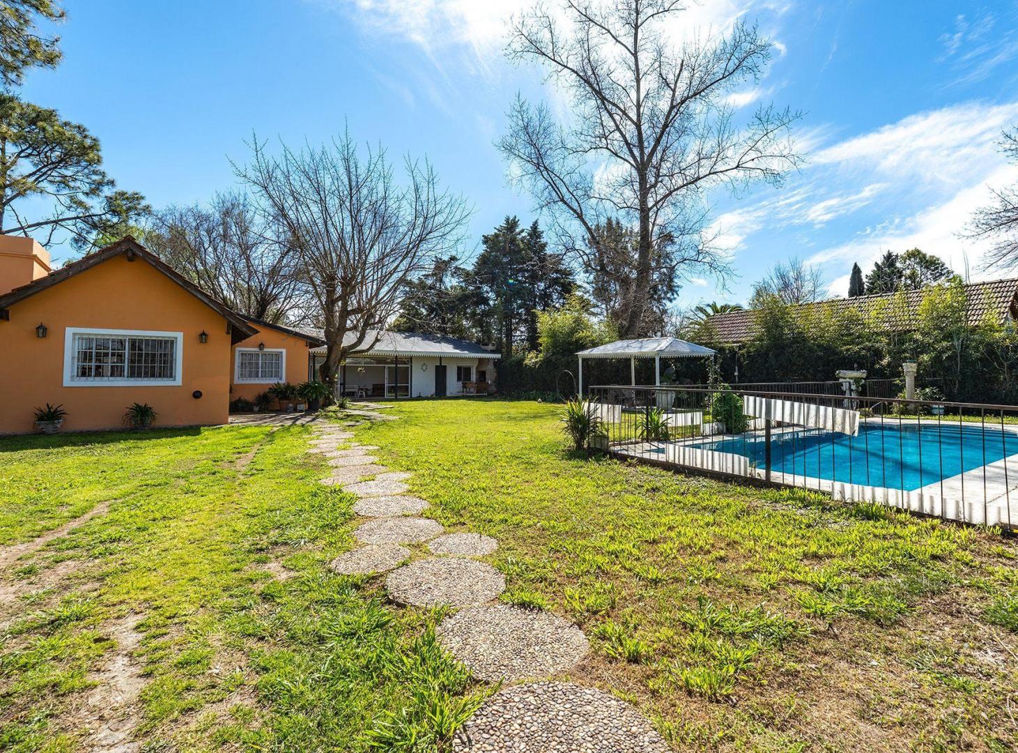 Foto de VENTA CASA 4 AMBIENTES C/ JARDIN Y PILETA EN PILAR, imagen 2