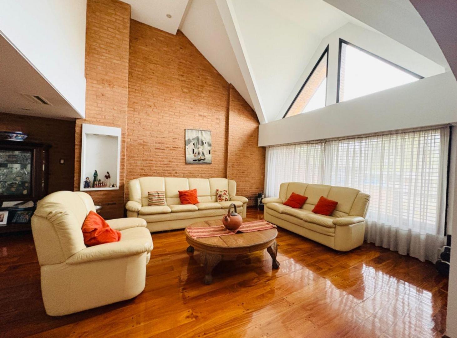 Foto de CHALET EN VENTA 4 AMB CON PARQUE PILETA Y COCHERAS, imagen 1