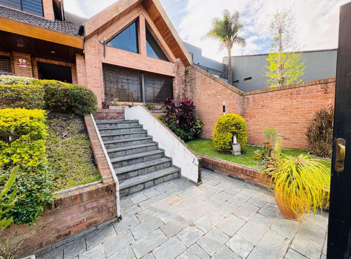 Foto de CHALET EN VENTA 4 AMB CON PARQUE PILETA Y COCHERAS, imagen 2