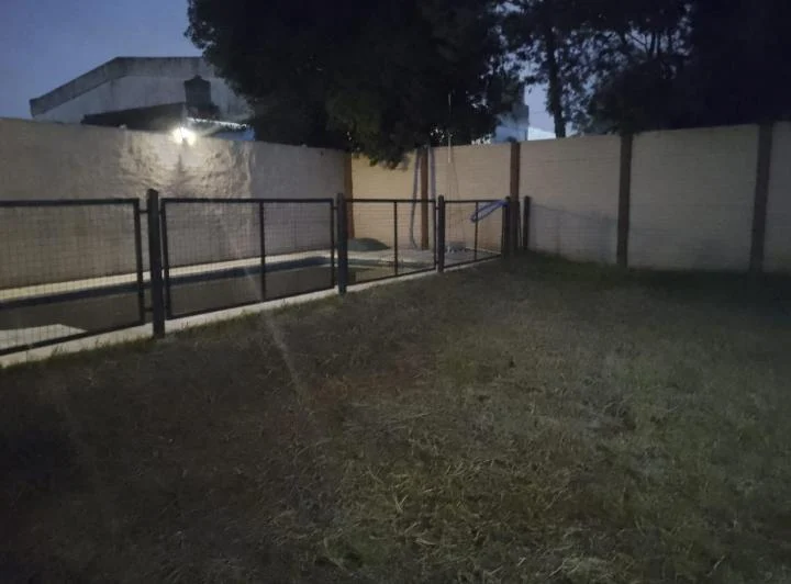 Casa en Alquiler. 4 amb. con pileta. 5