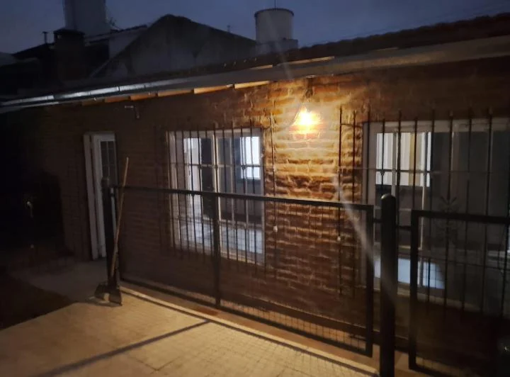 Casa en Alquiler. 4 amb. con pileta. 1