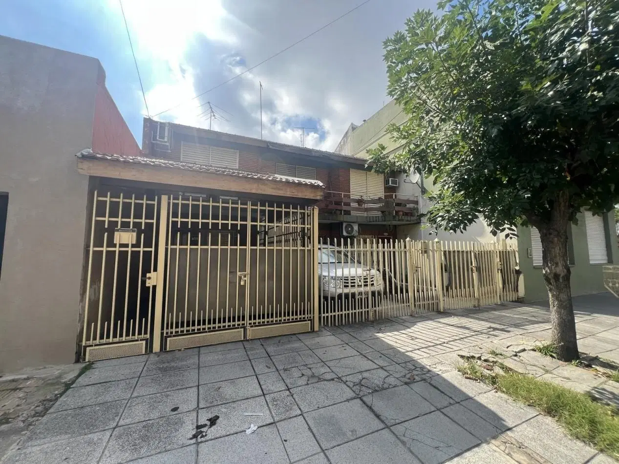 Duplex en Venta. San Justo. 3 amb. Cochera, Fondo. Apto Credito. 4