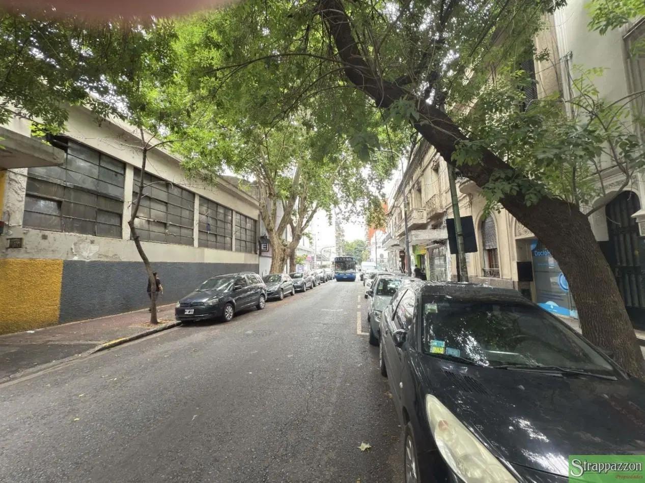 Venta Depto. 4 Amb. Flores. 105 mts. al frente. 4° Piso. Apto credito 2