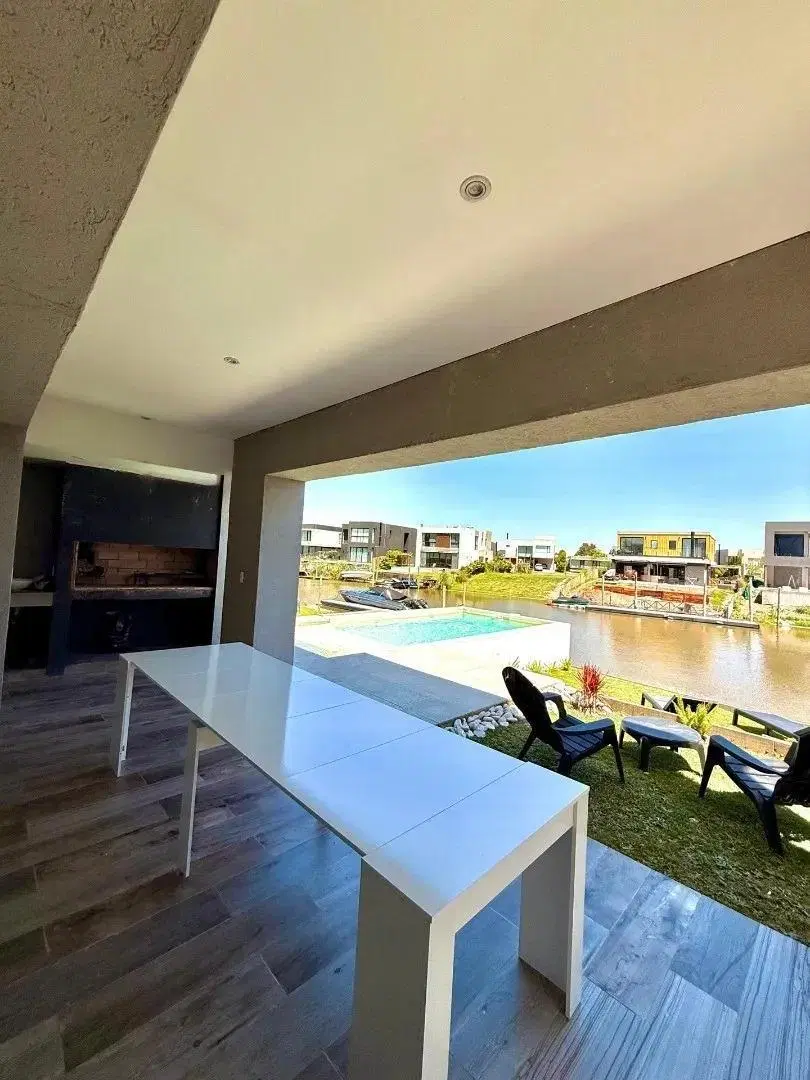 Casa con amarra propia Barrio El Canal 3