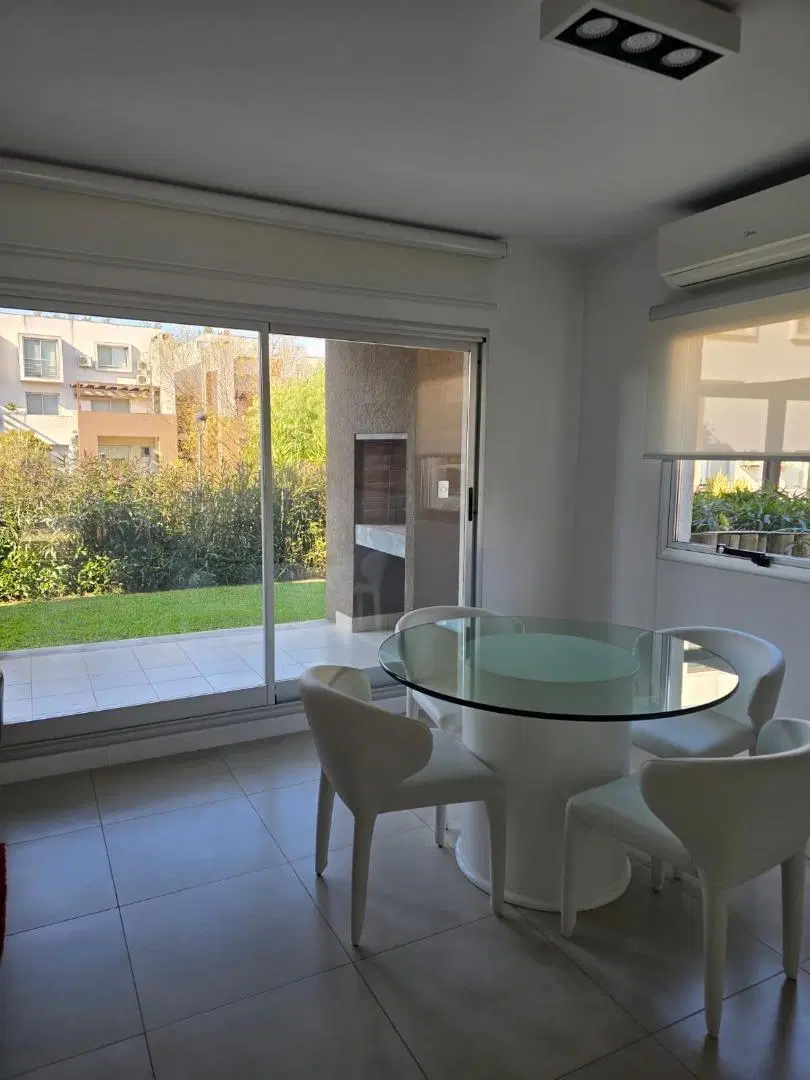 Departamento de 4 ambientes con jardín y salida al lago 8