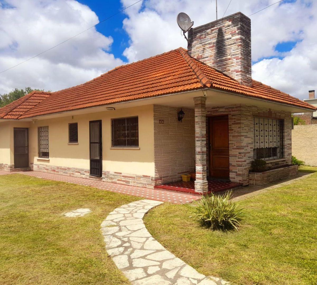Casa 2 dormitorios. | cALLE 413 599