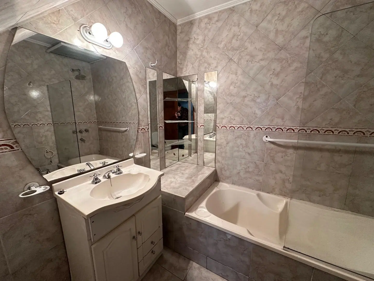 VENTA CASA DE PASILLO ÚNICA EN LUIS AGOTE CON TERRAZA 3