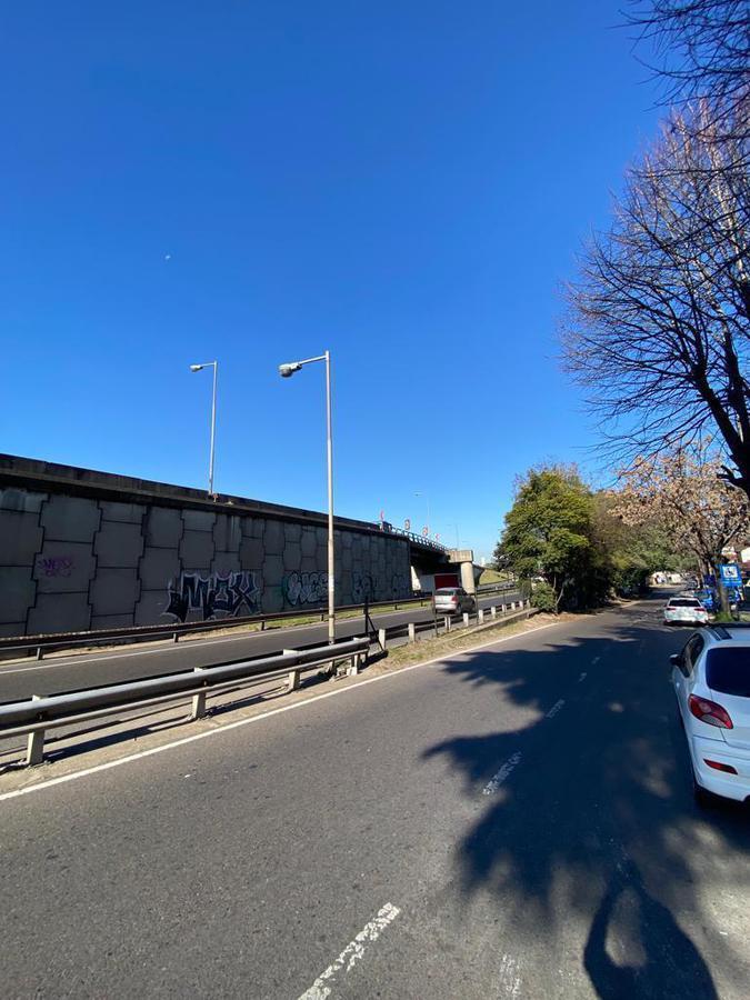 Foto de OFICINAS CON JARDIN GARAGE 2 AUTOS PROXIMO CABA ESTACION TREN PANAMERC, imagen 3