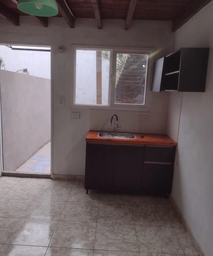 Foto de alquiler PH 2 ambientes con patio y parrilla, imagen 2