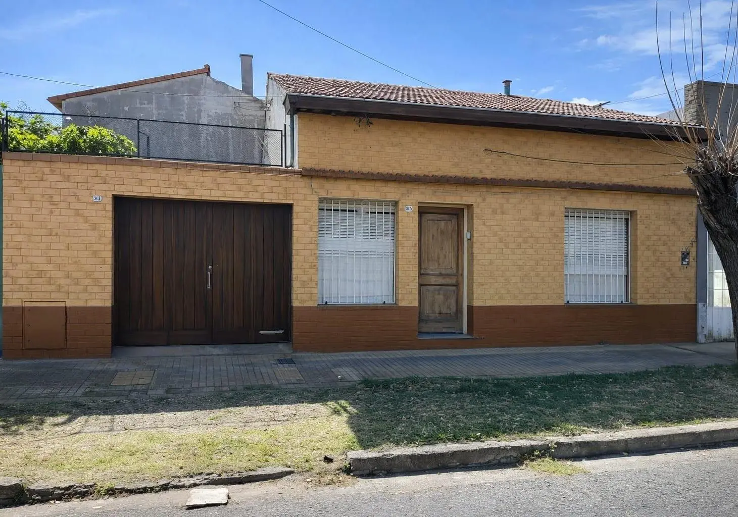 VENTA CHALET 3 AMBIENTES CON GARAGE Y PATIO - A METROS DE AVENIDA MITRE 2