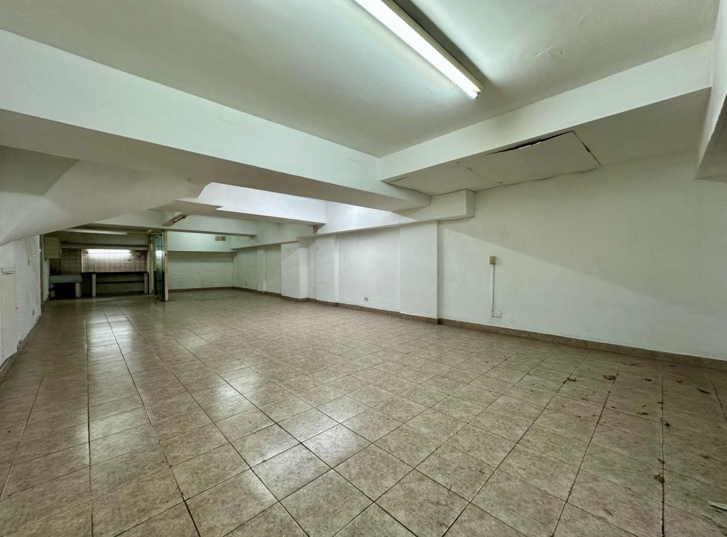 Foto de VENTA LOCAL COMERCIAL SOBRE AVENIDA MITRE 98m2 - 2 baños - VICENTE, imagen 2