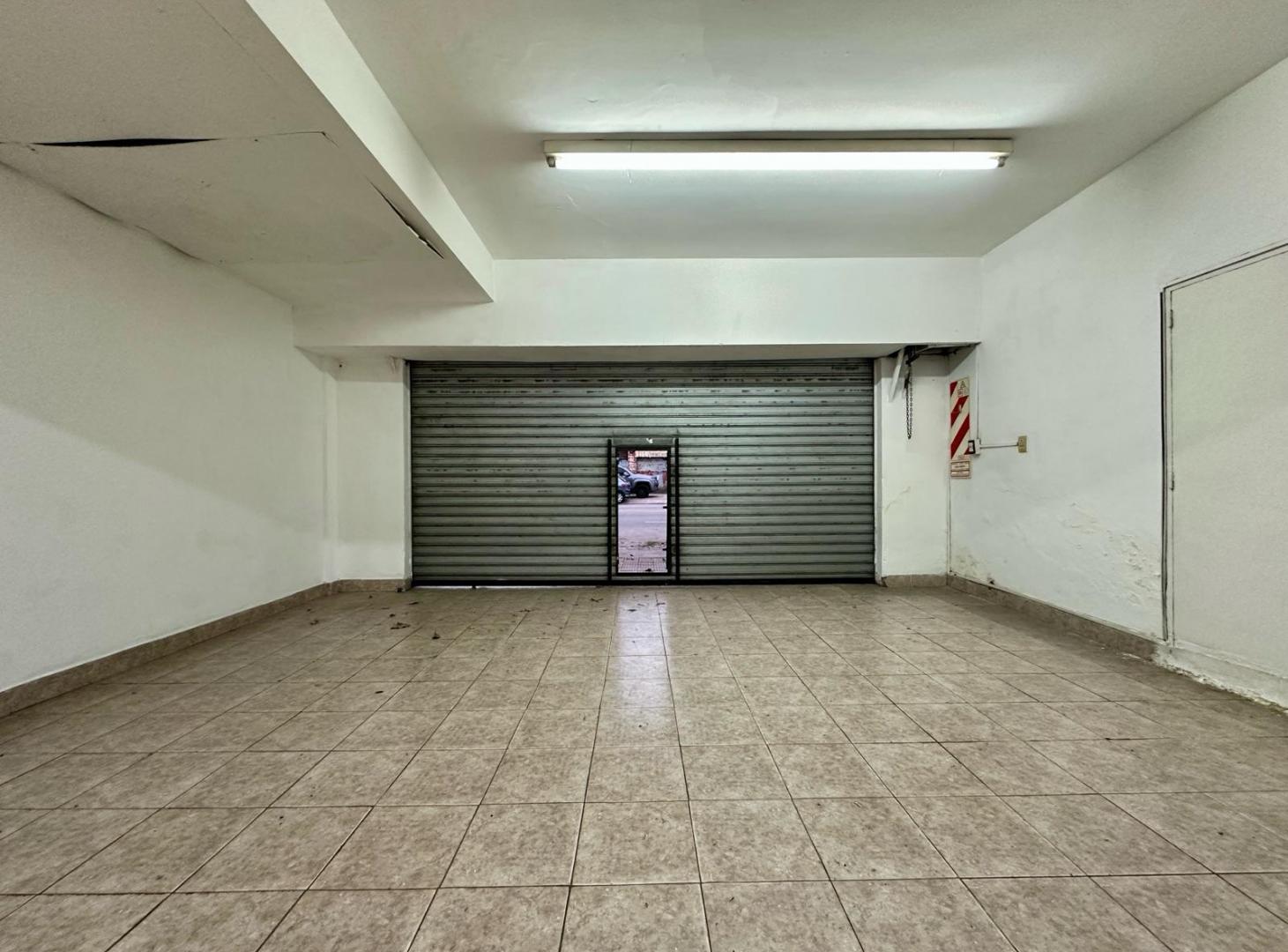 Foto de VENTA LOCAL COMERCIAL SOBRE AVENIDA MITRE 98m2 - 2 baños - VICENTE, imagen 3