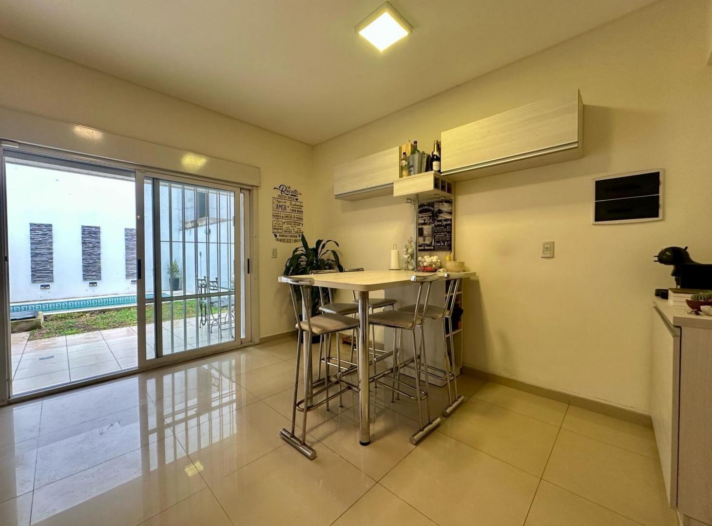 Foto de Casa triplex 5 ambientes 4 dormitorios jardin piscina, imagen 4