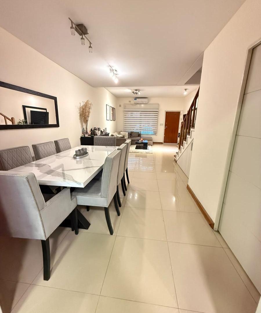 Foto de Casa triplex 5 ambientes 4 dormitorios jardin piscina, imagen 3