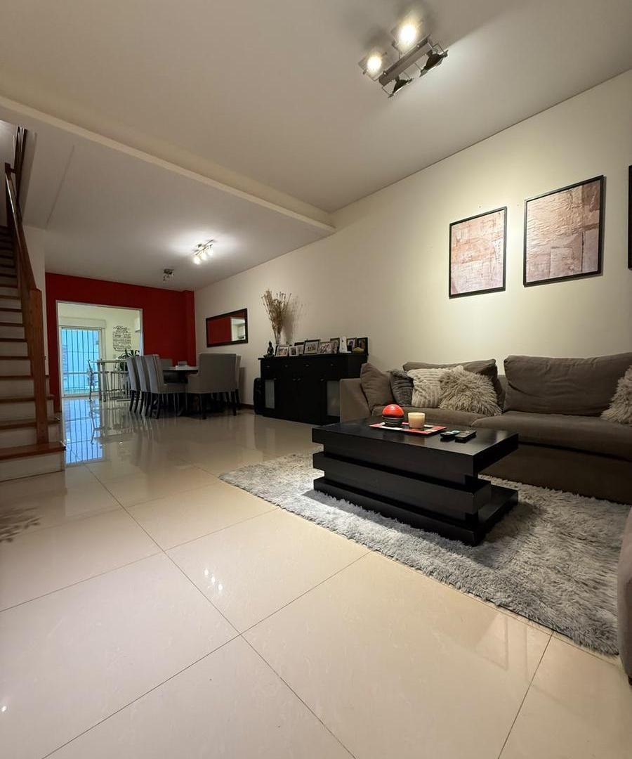 Foto de Casa triplex 5 ambientes 4 dormitorios jardin piscina, imagen 2