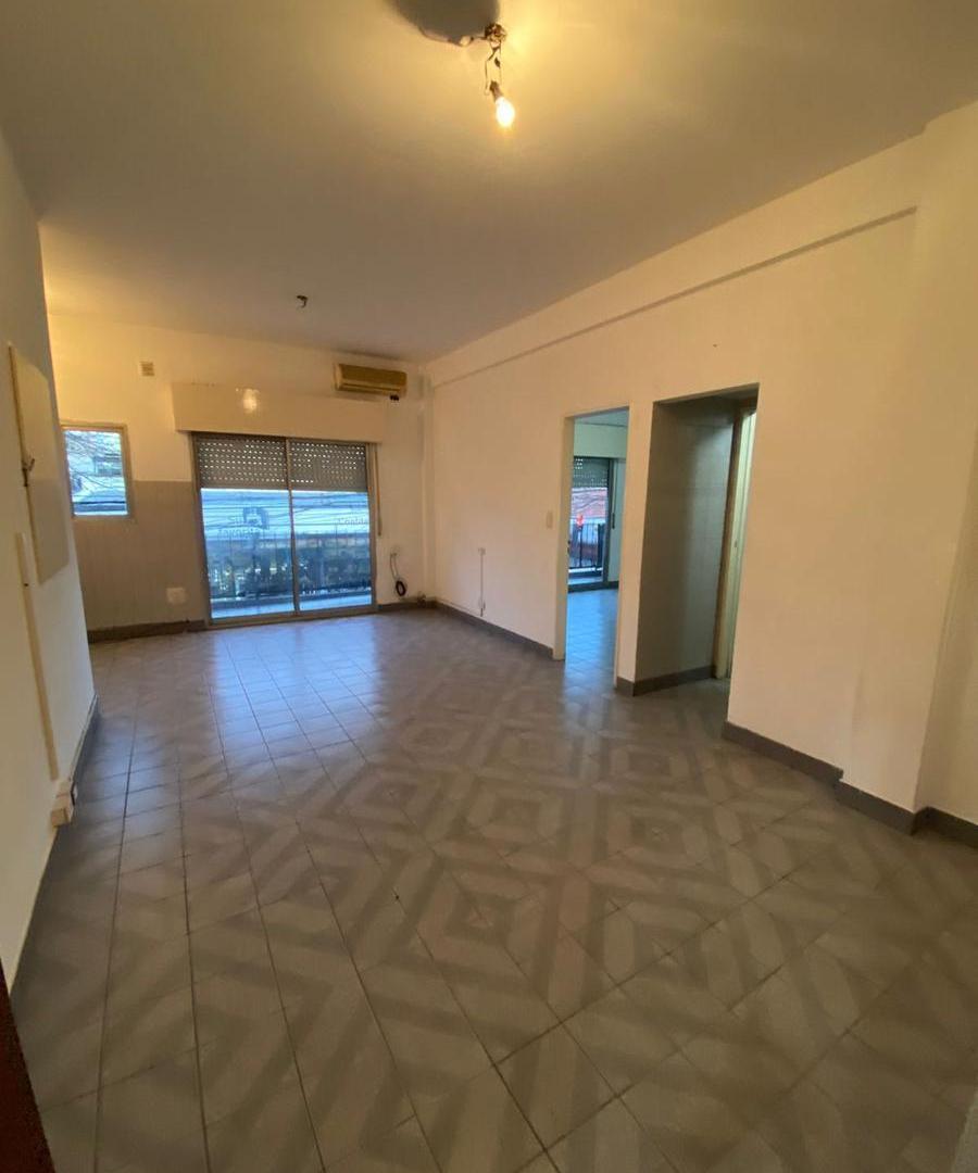 Foto de alquiler Departamento PH 2 ambientes con balcon sobre avenida, imagen 4