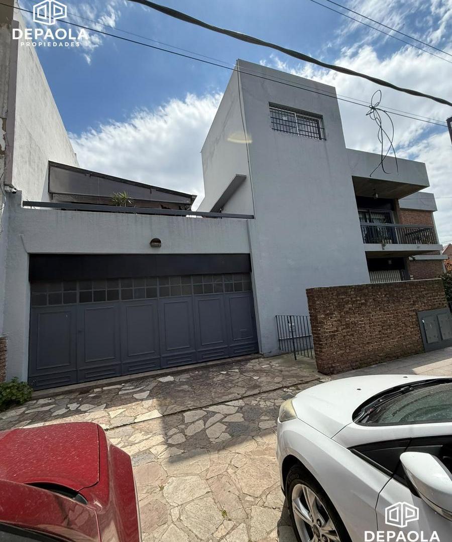 Foto de Venta barrio parque Casa 7 ambientes multifamiliar garage quincho, imagen 1