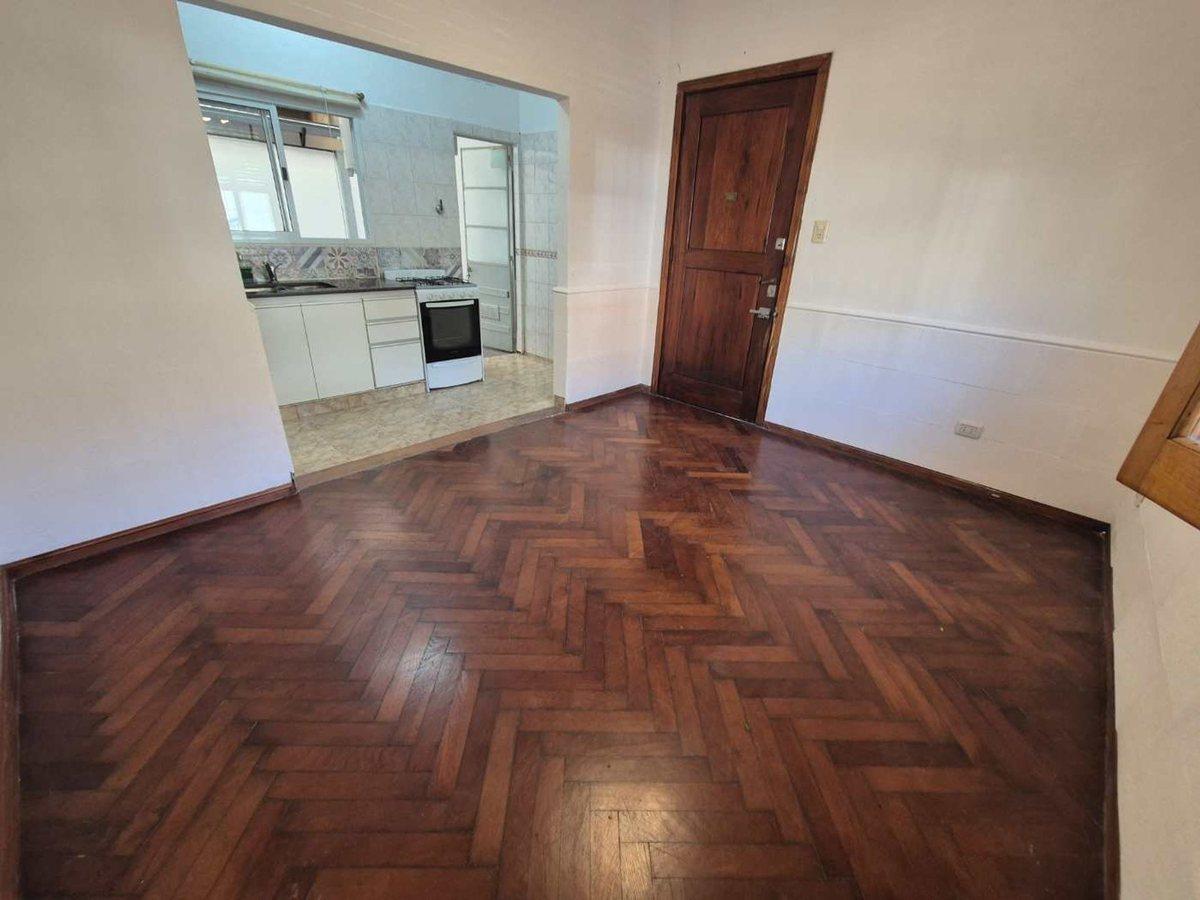 Venta PH 2 Ambientes Frente con Patio Sin Expensas 4