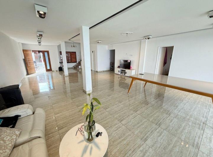 Casa de 4 dormitorios con pileta en Villa Devoto 1