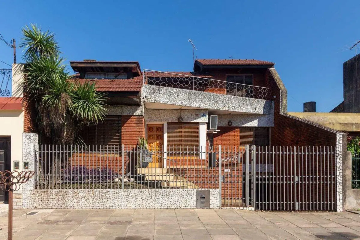 CASA 5 AMBIENTES CON COCHERA PILETA Y QUINCHO 4