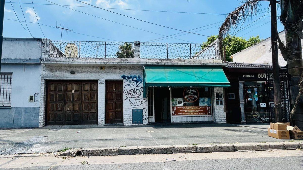 VENTA CASA 4 AMB GARAGE PATIO TERRAZA. CON LOCAL