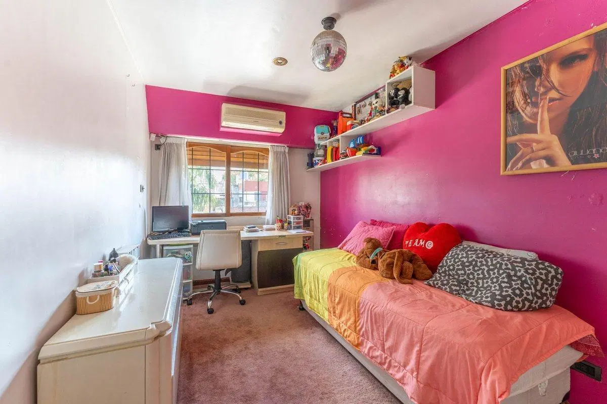 VENTA CASA - 6 AMB  PILETA/JARDIN/COCHERAS 5