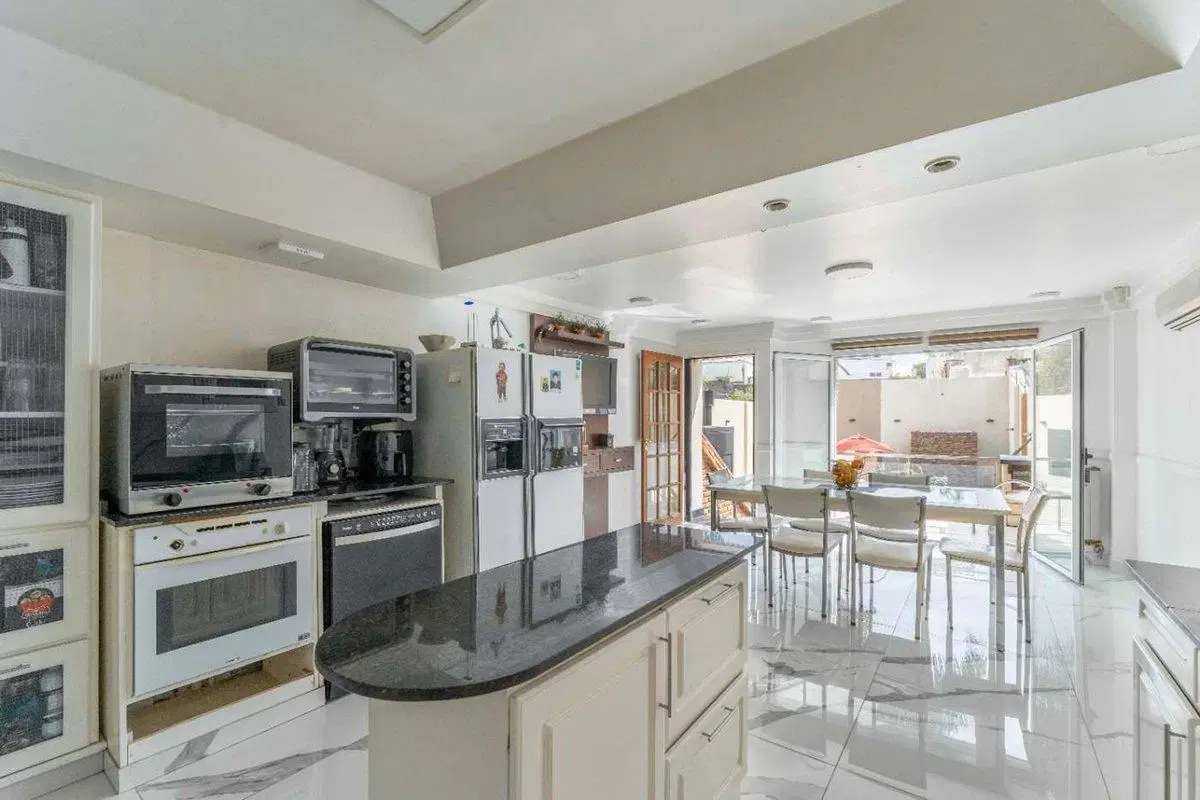 VENTA CASA - 6 AMB  PILETA/JARDIN/COCHERAS 2