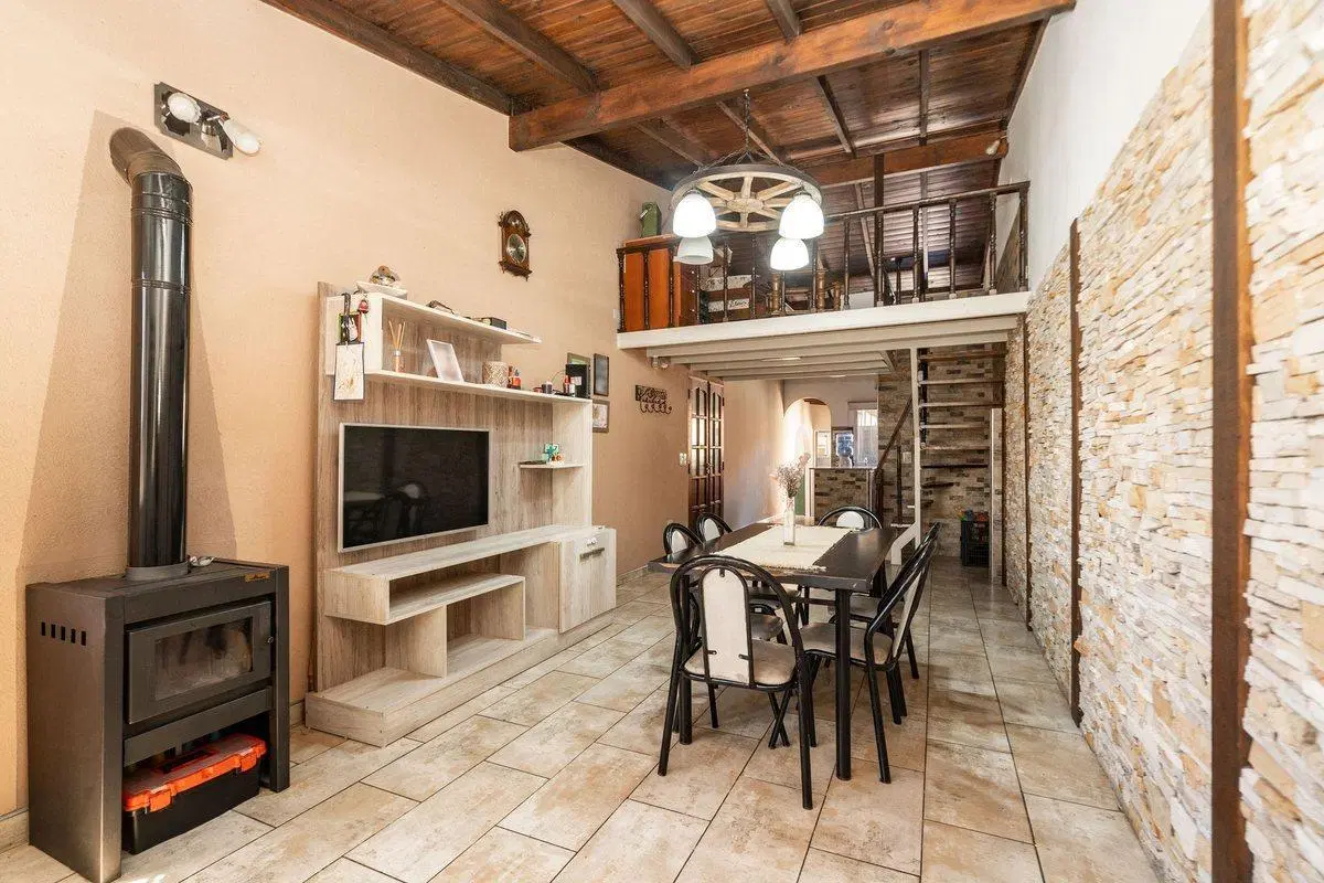 VENTA CASA 5 AMBIENTES C/PILETA PARRILLA Y COCHERA 3