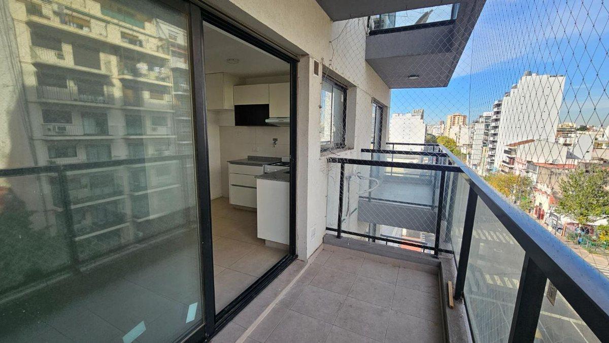 ALQUILER mono divisible 48 m2 Almagro SUM balcón