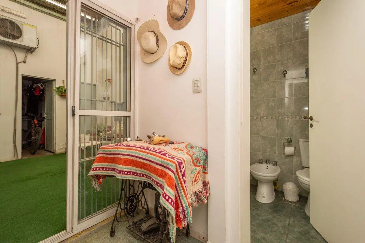 CASA 5 AMB. C/TERRAZA PROPIA Y COCHERA BARRIO NAÓN 4