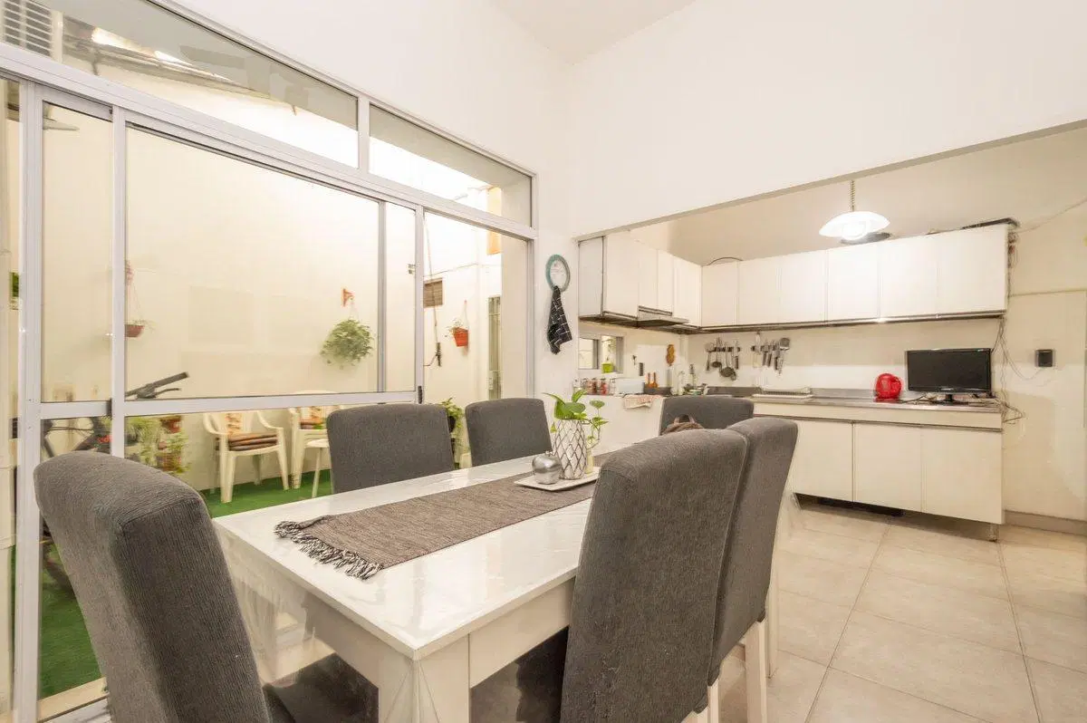 CASA 5 AMB. C/TERRAZA PROPIA Y COCHERA BARRIO NAÓN 2