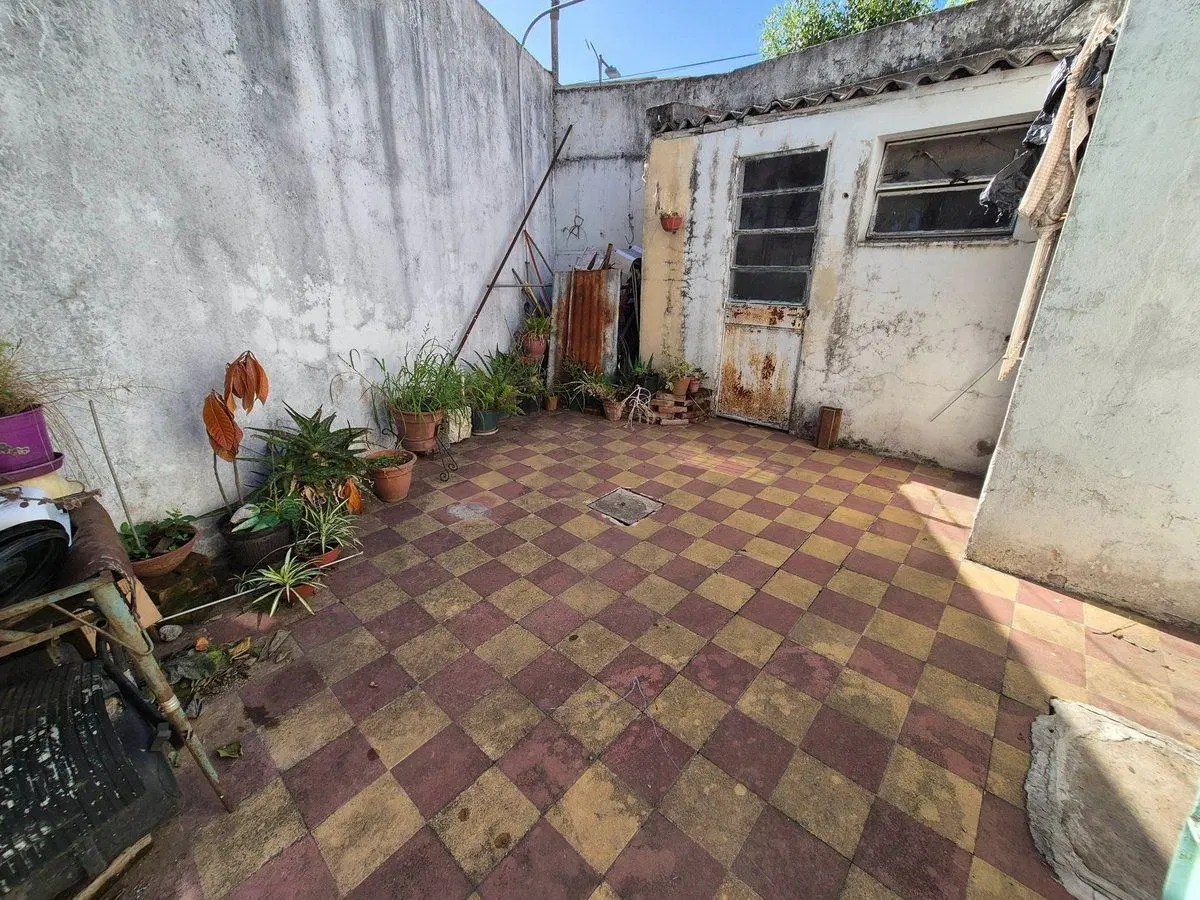 Casa 3 amb c/patio, local al frente, a refaccionar 4