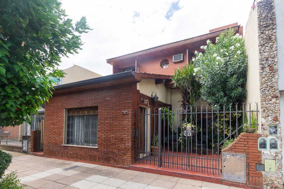 VENTA casa con depto patio terraza y parrilla