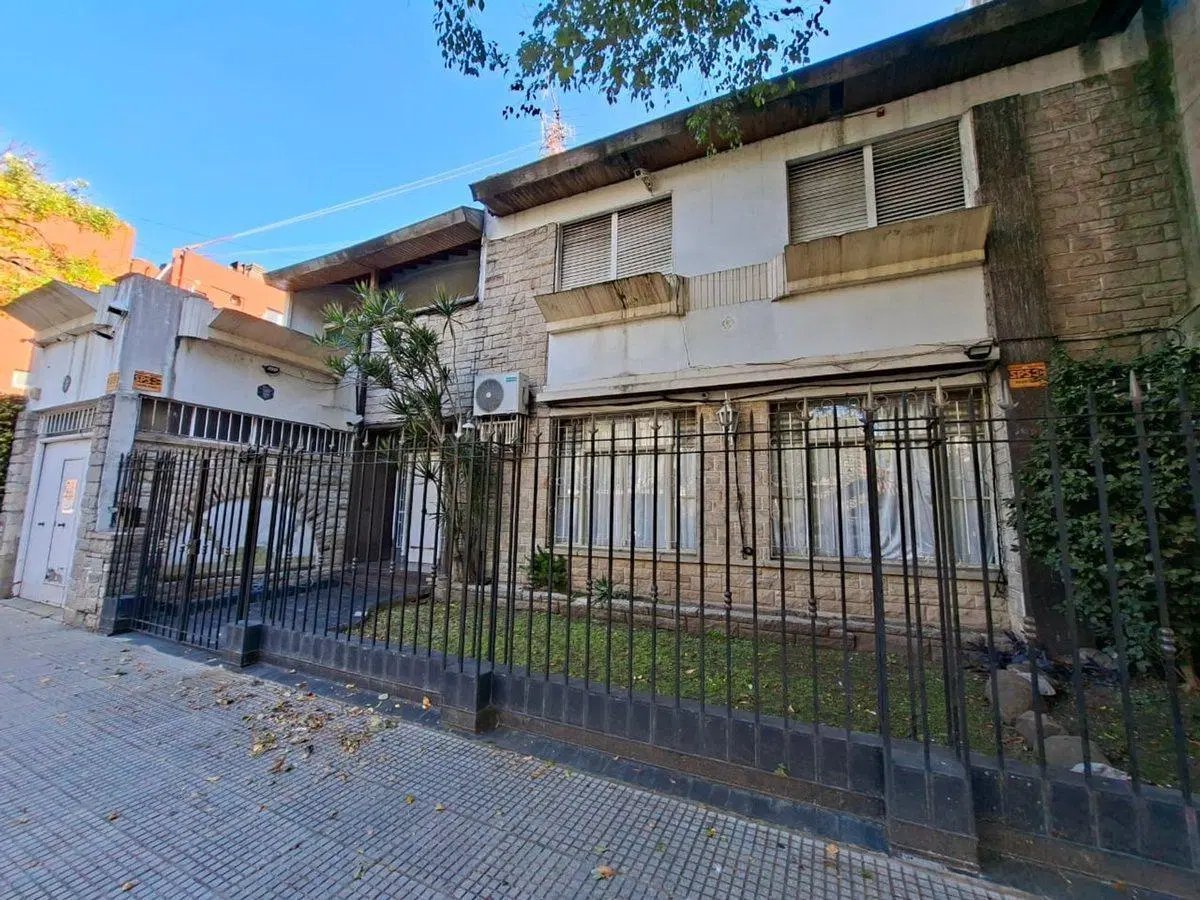 Casa vecina a plaza Arenales, Devoto p/remodela 4