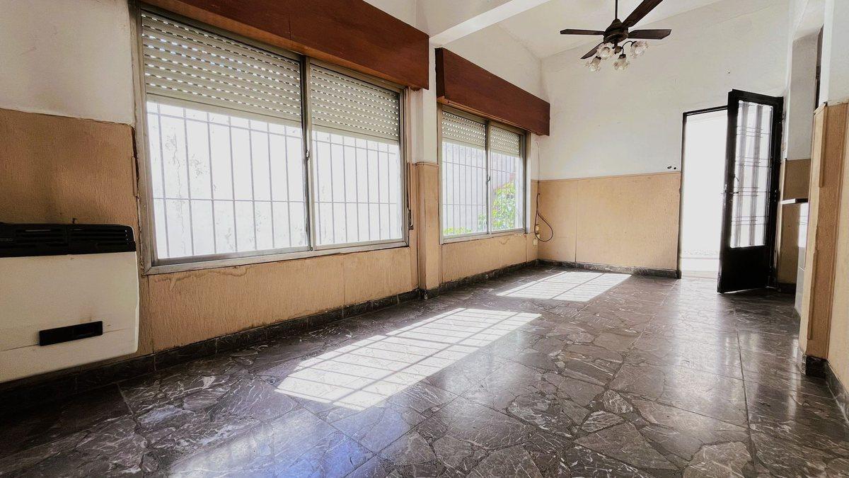 VENTA CASA 4 AMB GARAGE PATIO TERRAZA. CON LOCAL
