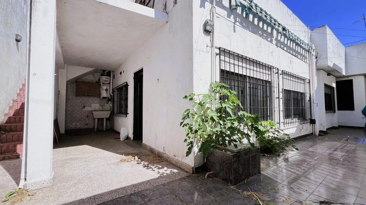 VENTA CASA 4 AMB GARAGE PATIO TERRAZA. CON LOCAL 2
