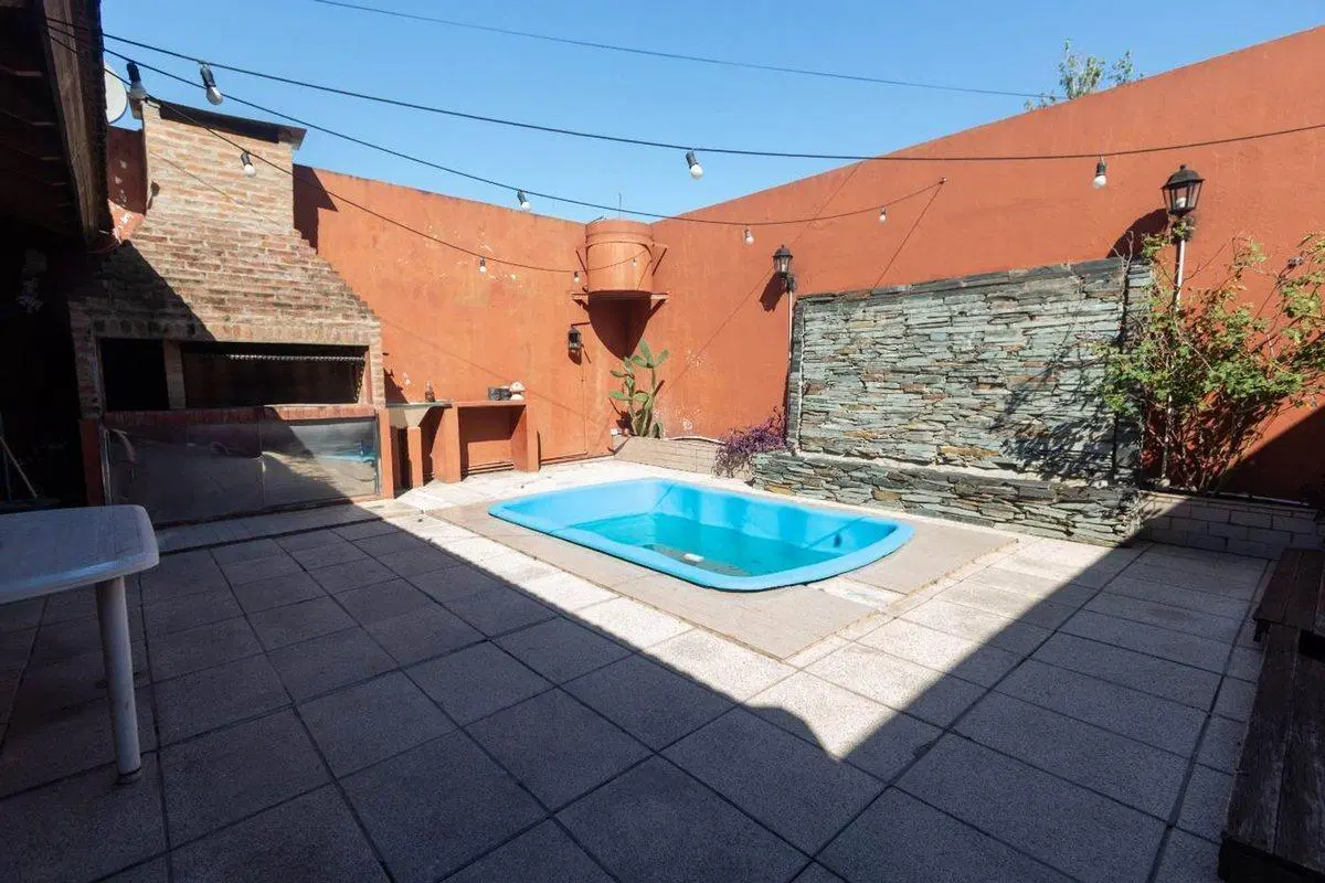 CASA 5 AMBIENTES CON COCHERA PILETA Y QUINCHO 4
