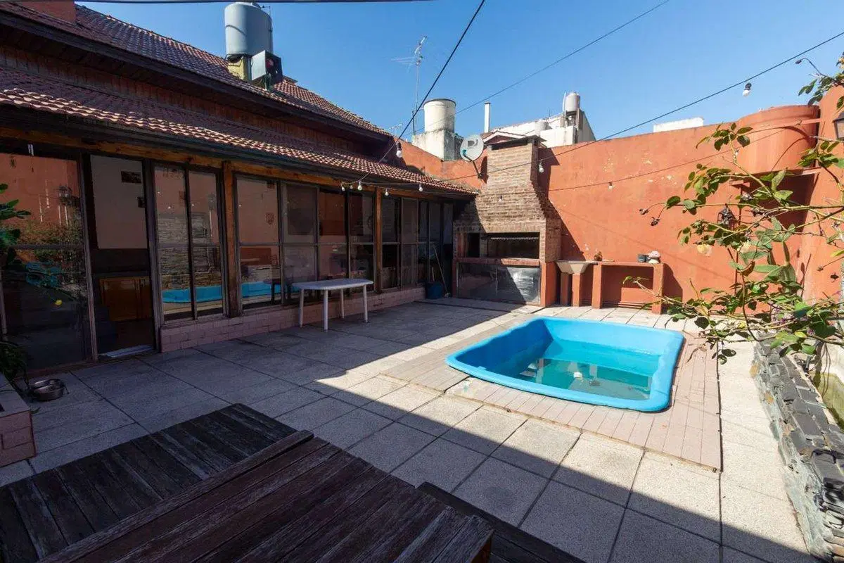CASA 5 AMBIENTES CON COCHERA PILETA Y QUINCHO 2