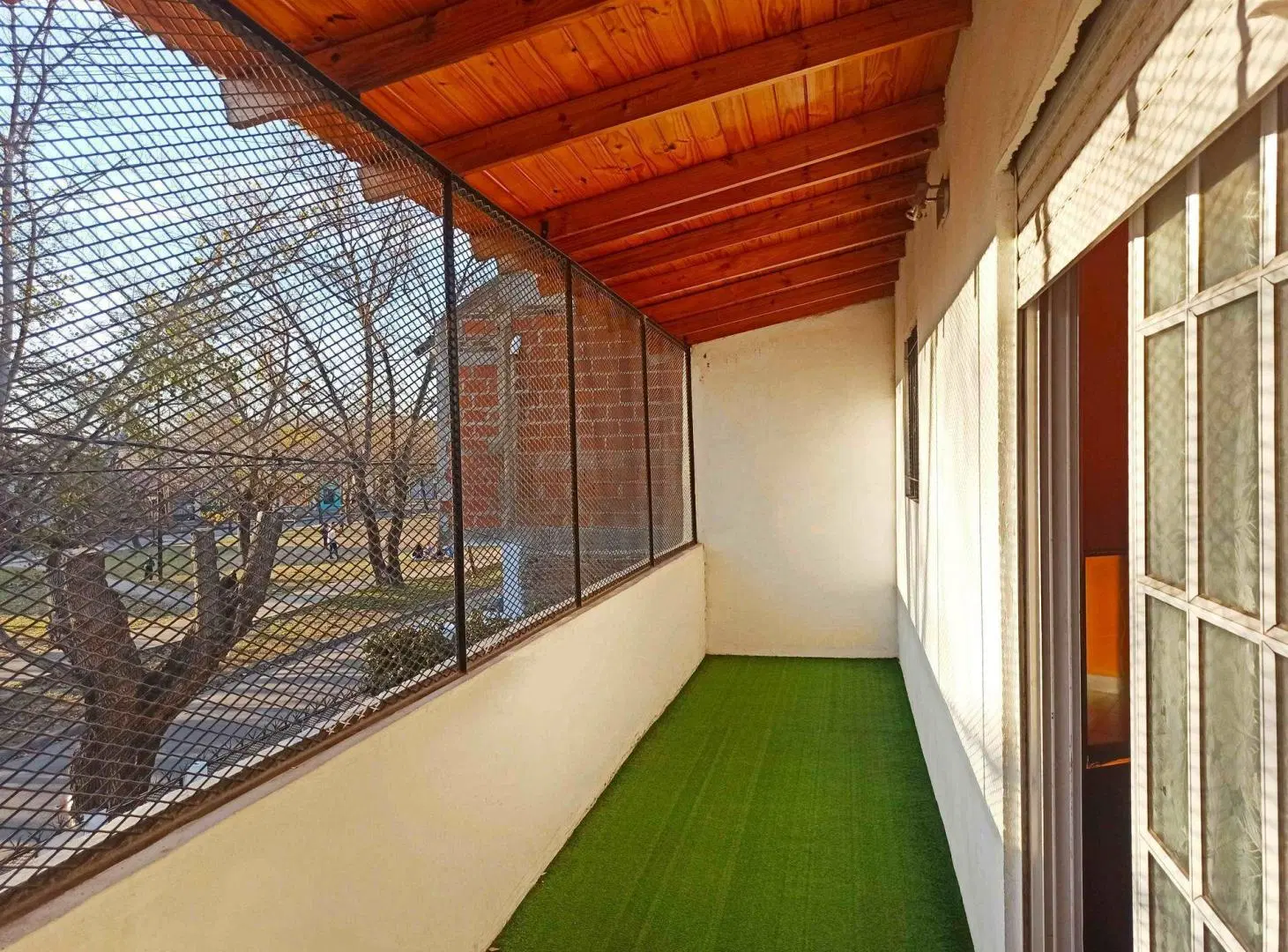 CASA 4 AMBIENTES CON COCHERA Y PATIO  DOS PLANTAS 2