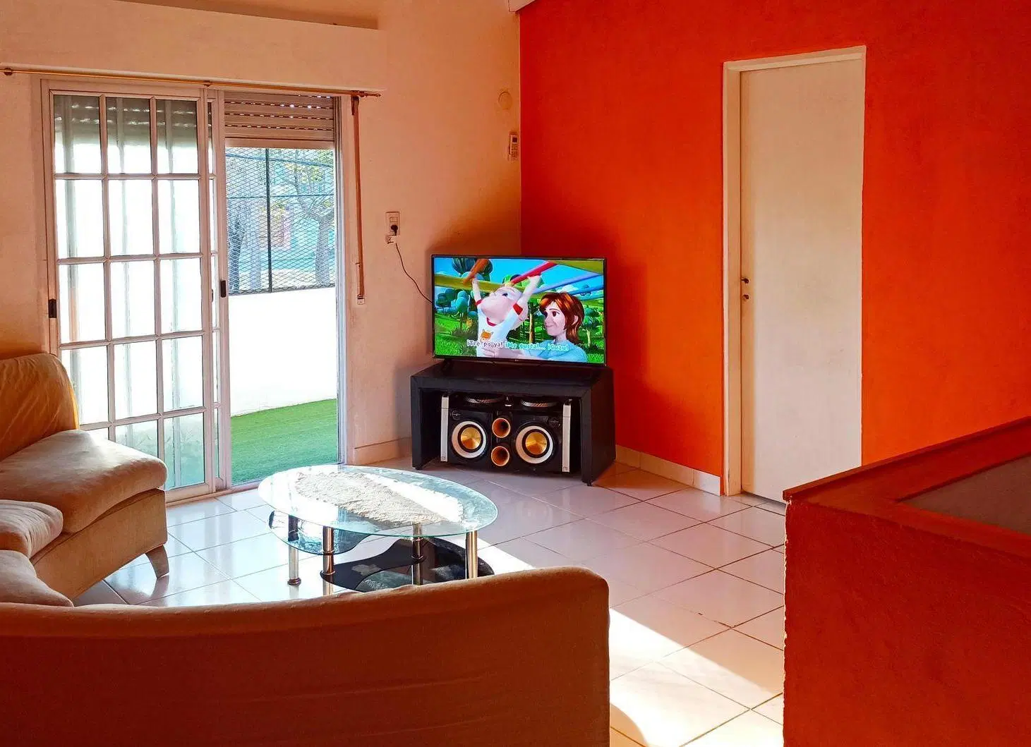 CASA 4 AMBIENTES CON COCHERA Y PATIO  DOS PLANTAS 3