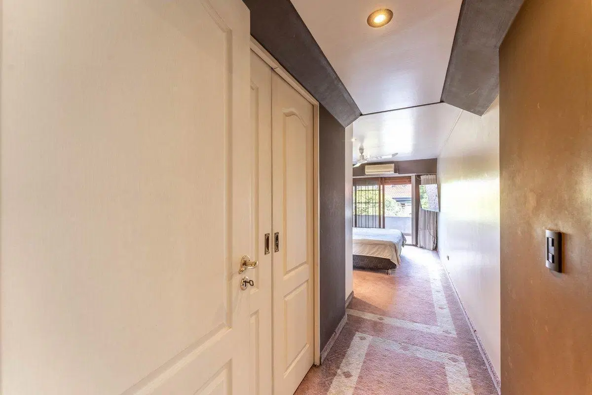 VENTA CASA - 6 AMB  PILETA/JARDIN/COCHERAS 5