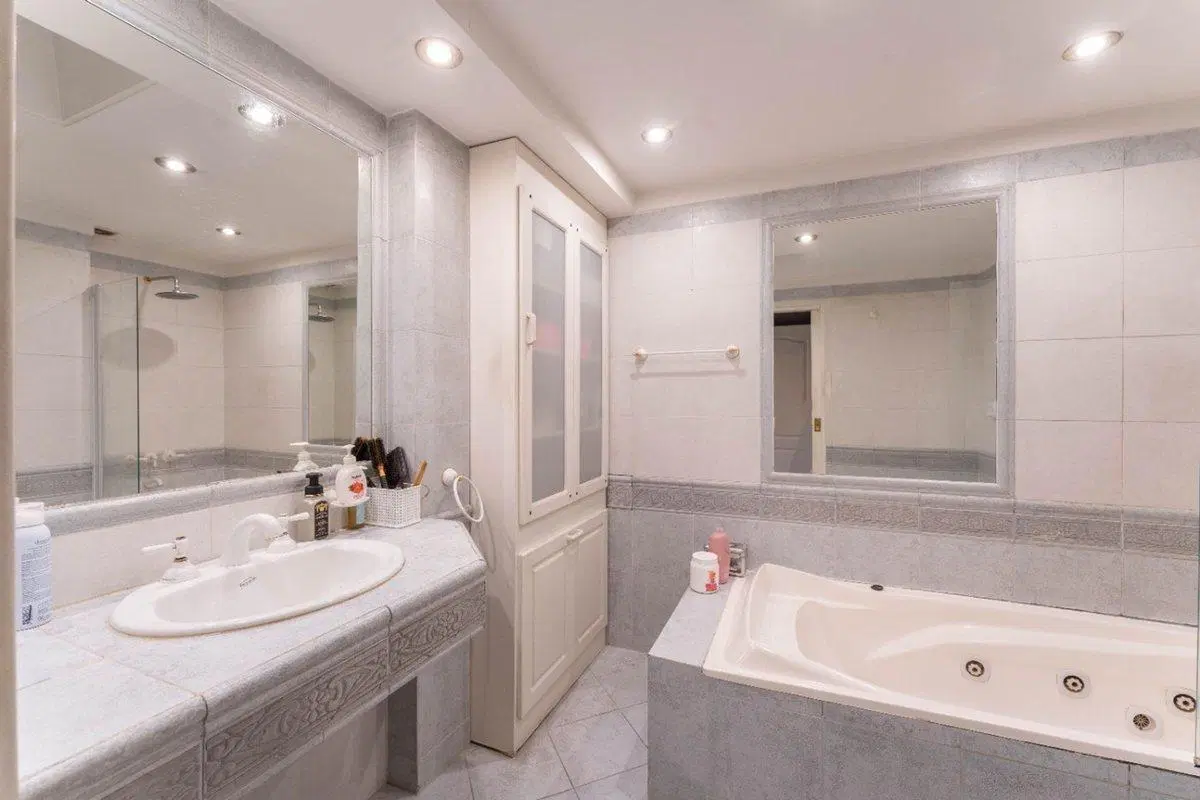VENTA CASA - 6 AMB  PILETA/JARDIN/COCHERAS 3