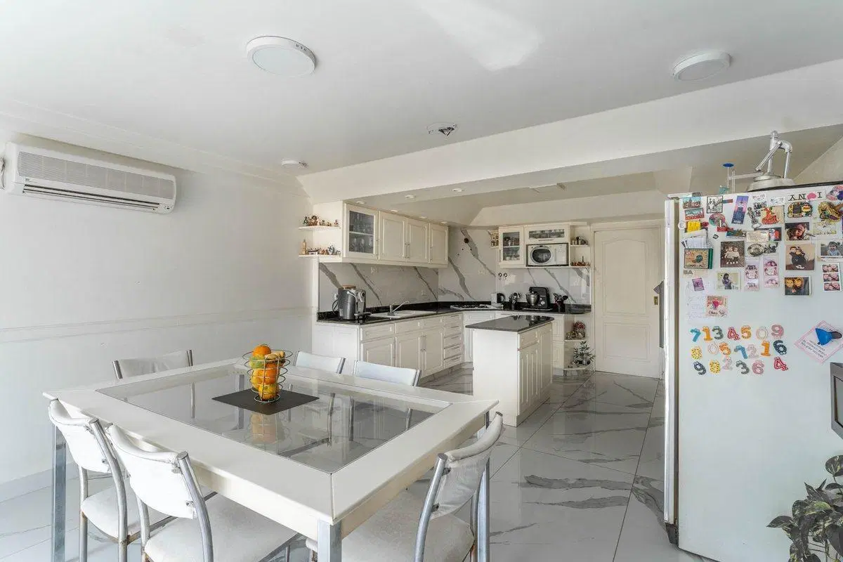 VENTA CASA - 6 AMB  PILETA/JARDIN/COCHERAS 2