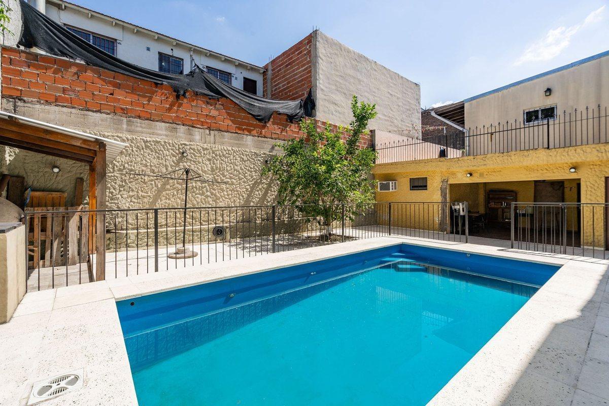 VENTA CASA 5 AMBIENTES C/PILETA PARRILLA Y COCHERA