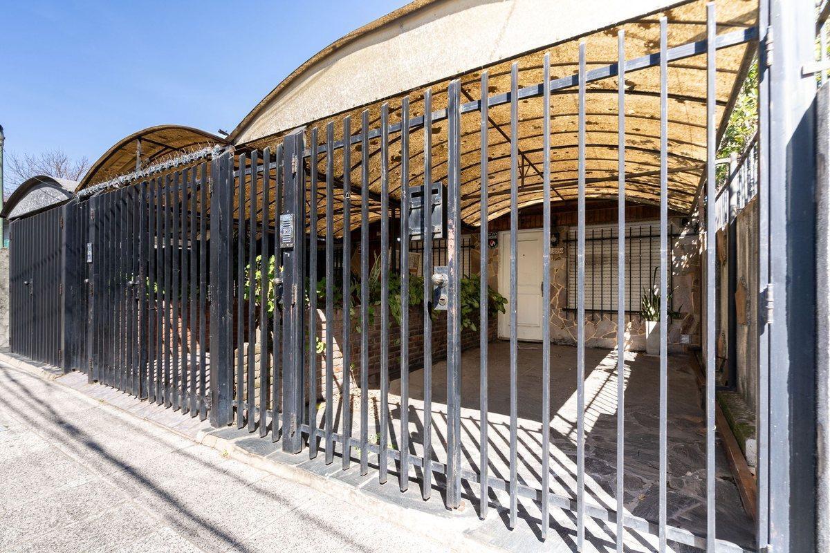 VENTA CASA 4 AMBIENTES PATIO COCHERA CARAPACHAY