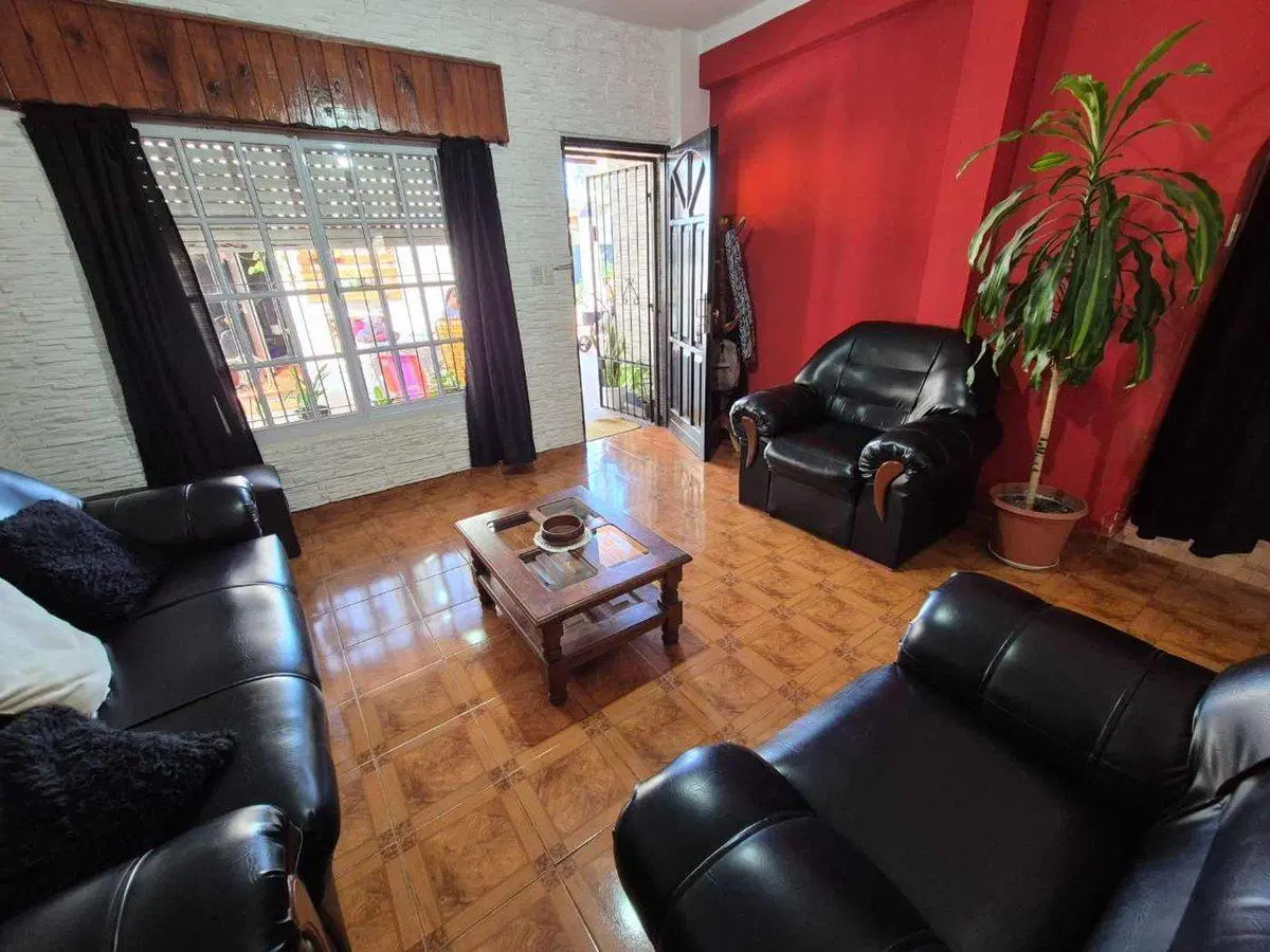 VENTA CASA MULTIFAMILIAR COCHERA JARDIN Y QUINCHO 3