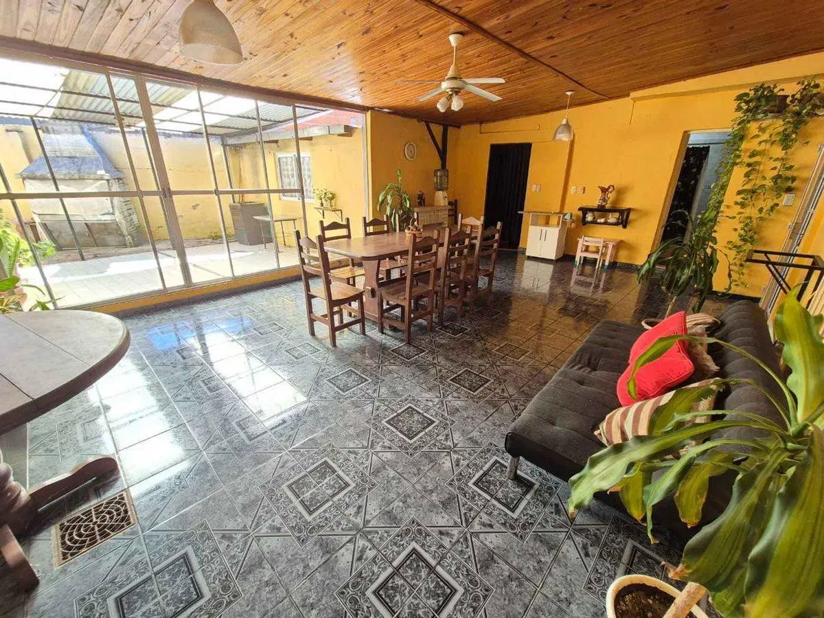 VENTA CASA MULTIFAMILIAR COCHERA JARDIN Y QUINCHO 4