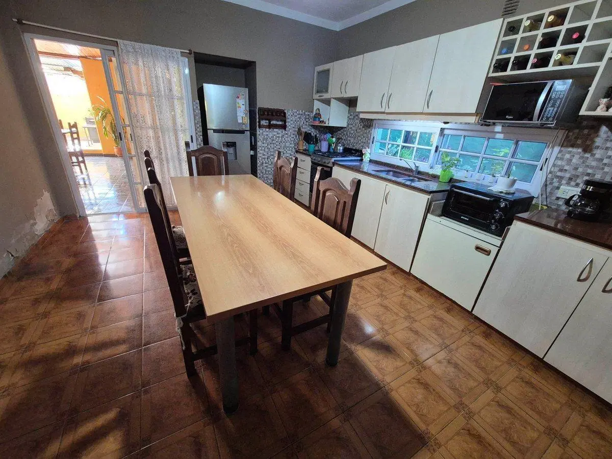 VENTA CASA MULTIFAMILIAR COCHERA JARDIN Y QUINCHO 2
