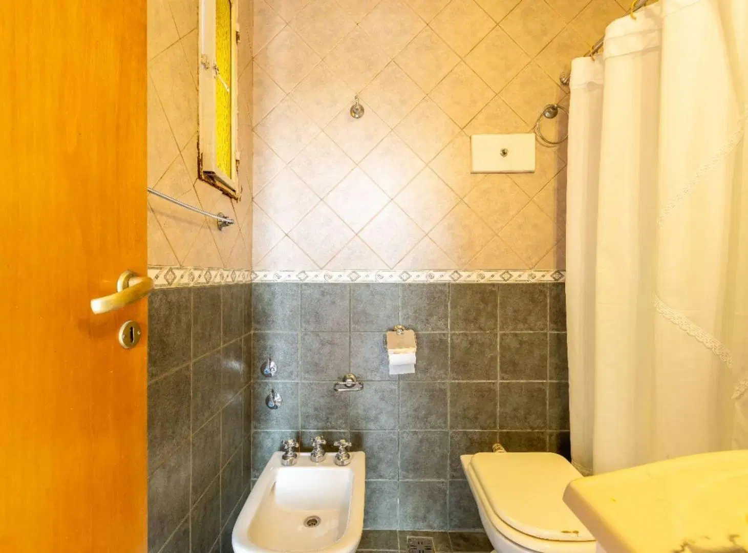 CASA 5 AMB EN VENTA MULTIFAMILIAR EN CASEROS 3
